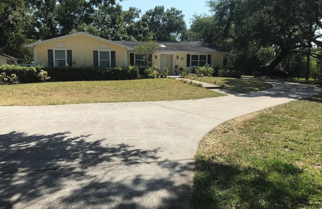 Charming Countryside Lakehouse 3-bedroom house in Tampa with WiFi, AC