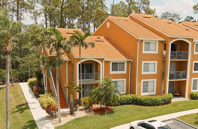 Charming & cozy 1 bedroom, 1 bathroom condo with preserve