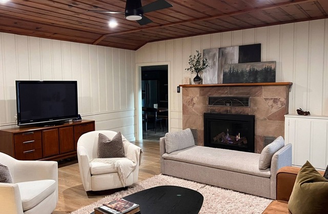 Charming Creekside Cottage nestled in the redwoods in quaint Boulder Creek