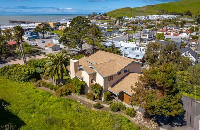 Charming Creekside Home! Two Blocks from the Beach! 5 Full Bedrooms- Sleeps 12