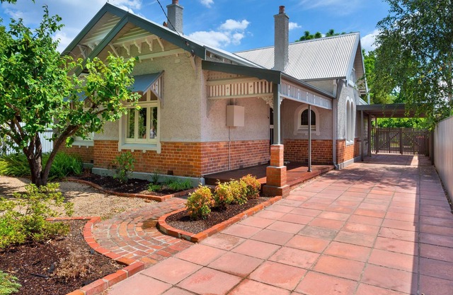Charming Crisp St Cottage Escape- pet friendly home in perfect location - Three bedroom cottage with three queen bedrooms