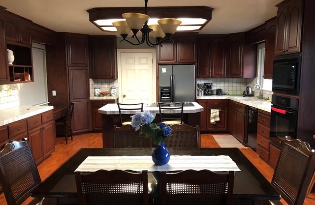 Charming Cupertino Retreat: Spacious Home near Apple HQ, Dining and Shopping!