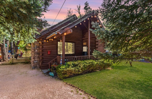 Charming D-Log Cabin w/Cozy Casita & Private Hot Tub in the heart of Strawberry