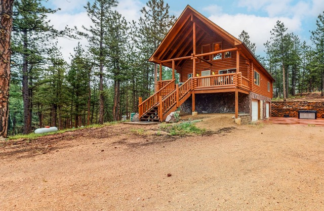 Charming, dog-friendly cabin with hot tub, deck, woodstove, W/D & loft