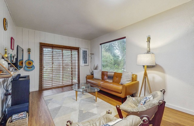 Charming dog-friendly cottage on 1 acre with private hot tub