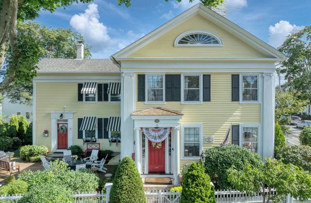 Charming downtown Mystic home. Mere steps to shops, restaurants, and parks.