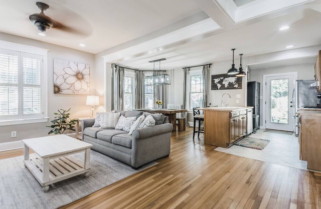*Charming Downtown Oasis!* Private Parking, Patio & Yard! Walk Everywhere.