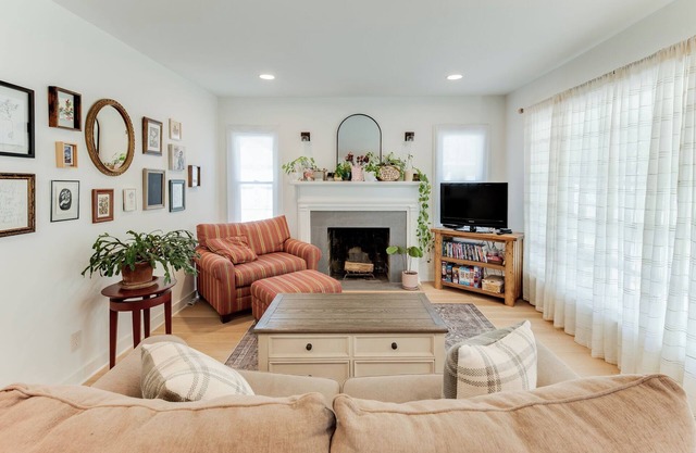 Charming Downtown Retreat: Modern Comforts in the Heart of Northport