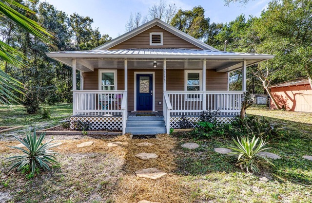 Charming Downtown High Springs Cottage