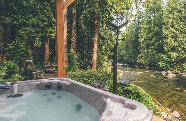Charming Dream Catcher Cabin, riverfront, fireplace, hot tub, BBQ, dogs welcome