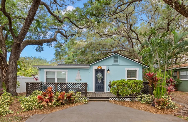 CHARMING DUNEDIN COTTAGE MINUTES TO PINELLAS TRAIL, BEACHES, DOWNTOWN DUNEDIN