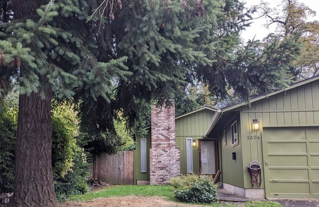 Charming duplex in residential NE Portland, walkable neighborhood. Park nearby