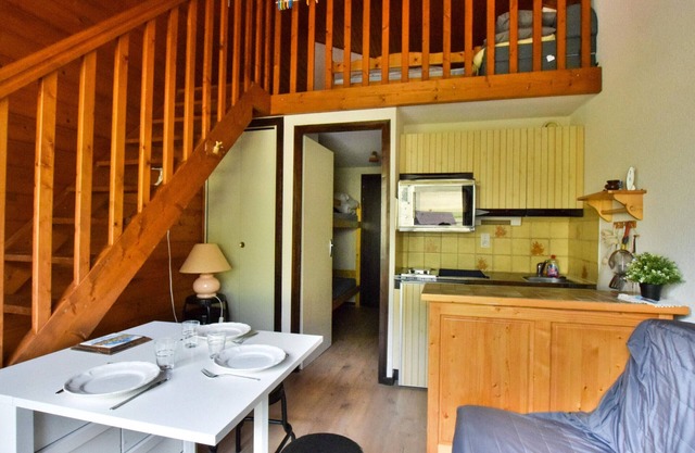 Charming duplex near slopes for 4 with south-facing balcony