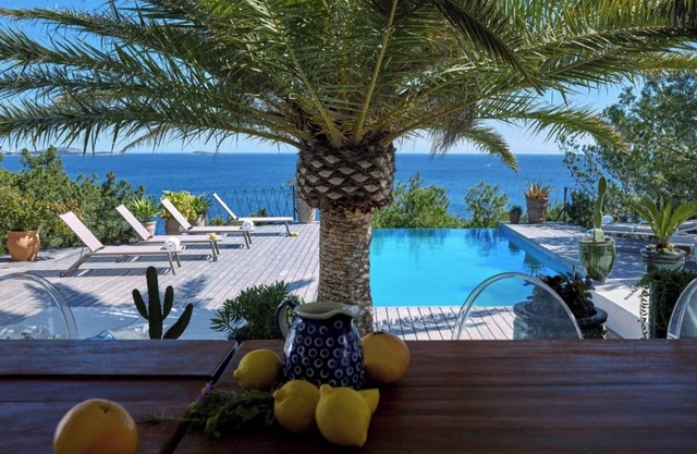 Charming elegant villa right on the sea