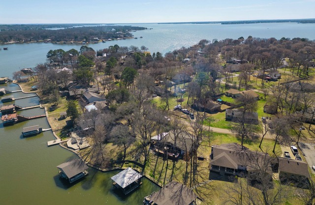Charming Enchanted Oaks lakefront 4-bedroom house. Direct lake access w/dock!
