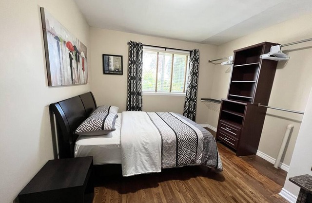 Charming Entire Home-3 Bedrooms-2 Bathrooms - In a Sought After Neighbourhood