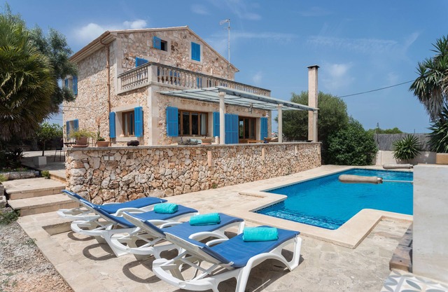 Charming house with pool, garden, wifi, barbecue and beach. Ideal for family