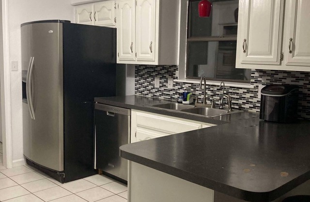 "Charming Escape: King & Queen Beds in a Quiet Neighborhood!