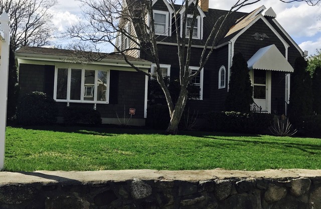 Charming family cottage w/large yard-easy walk to Jenness Beach