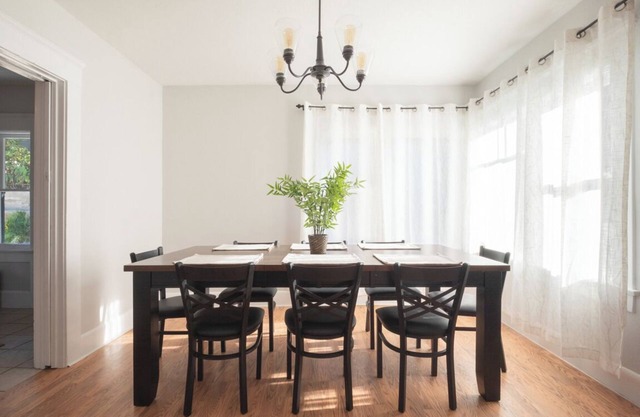 *Charming* Family & Couples Friendly 4 BR ENTIRE HOUSE
