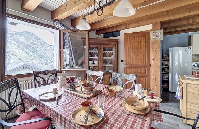 Charming Family Home · Close to Slopes · Terrace & Parking