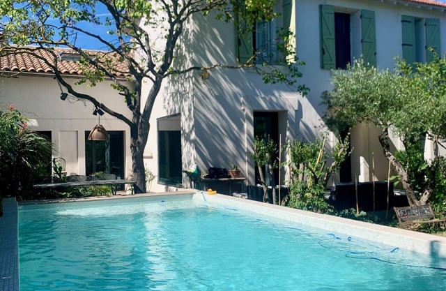 Charming family home + pool, quiet location between beaches (10 min), nature & town