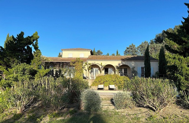Charming Family House, Garden and Swimming Pool in a pretty Provençal Village
