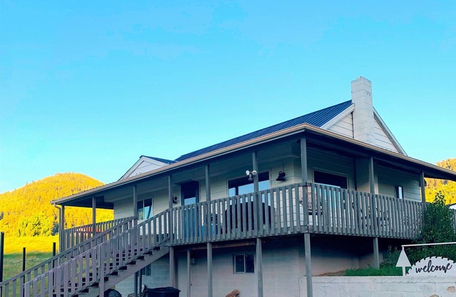 Charming farmhouse property on 20 acres of land, comfortably sleeps 13