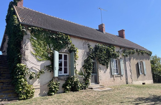 Charming Farmhouse: Private Pool, Fireplace, Garden - Pet-Friendly