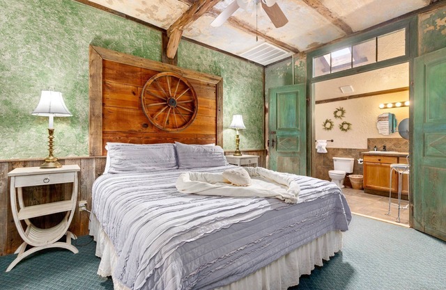 Charming Farmhouse Suite – Cozy King Retreat w/Skylight, Jacuzzi & Separate Sitting Area Cozy