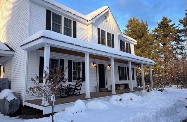 Charming Farmhouse 5 minutes from Magic Mountain & close to 5 other Ski Resorts