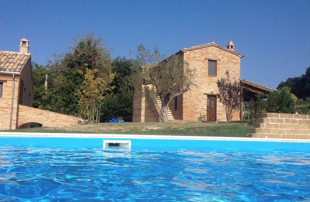 Charming farmhouse + cottage with 360° views. A/C in bedrooms, 12x6m gated pool,
