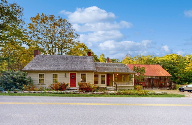 Charming farmhouse, riverfront, views, woodstove, w/d, wifi, TV, kitchen, deck