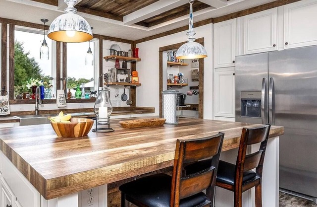 Charming Farmhouse style 3-bedroom house in Waynesboro with WiFi, AC
