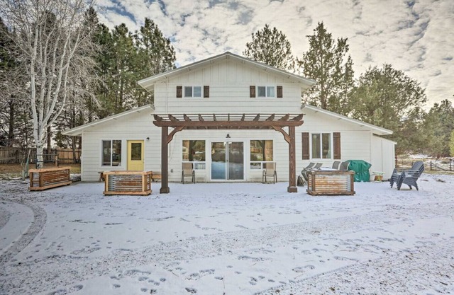 Charming Farmhouse Stay - Hot Tub & Dog Friendly!