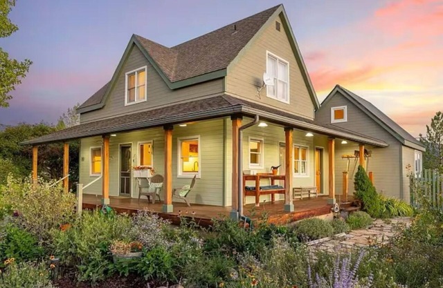 Charming farmhouse in Historic Spring City with AC, WiFi, and full kitchen.