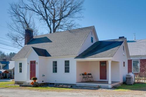 Charming Farmhouse Walk to Village and Trails!