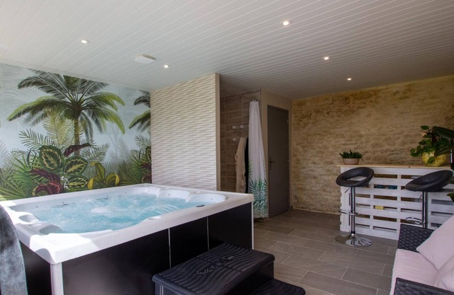 Charming Farmhouse with Jacuzzi, Near Sarlat - Sleeps 6