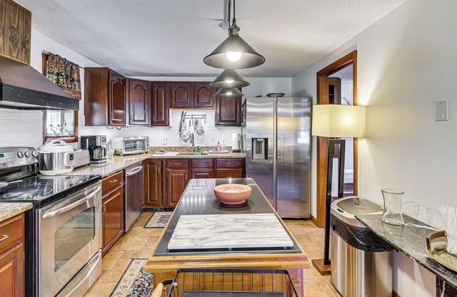 Charming Farmington Home ~ 5 Mi to UConn Health!