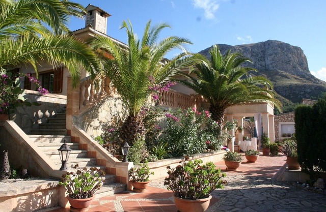 Charming finca with pool and idyllic palm garden