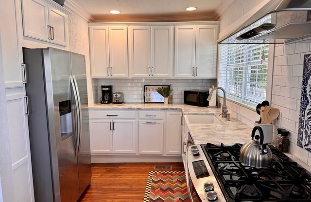 Charming Flamingo Park Bungalow! 5-10 MINUTE WALK TO DOWNTOWN WEST PALM BEACH!