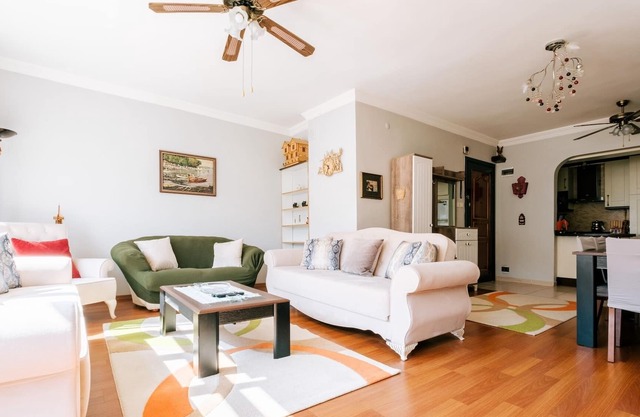 Charming Flat w Balcony 5 min to Moda Coast