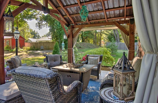 Charming Florence Getaway w/Fireplace & Grill!