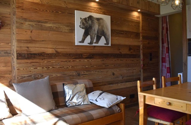 Charming chalet-style T2 cabin, near center and lifts, perfect for holidays