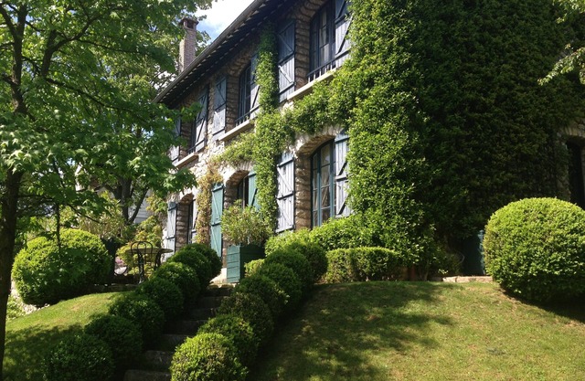 CHARMING PROPERTY WITH HEATED SWIMMING POOL NEAR PARIS