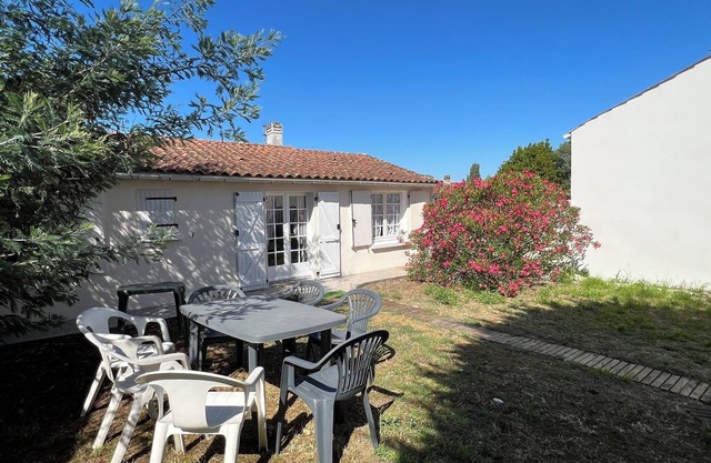 Charming house with garden, 10 min from the beach, perfect for couples or small families