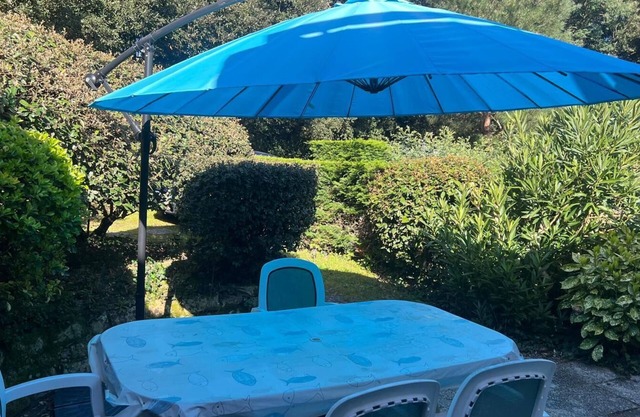 Charming house with terrace and shared pool, steps from the beach – Ideal for 4 people