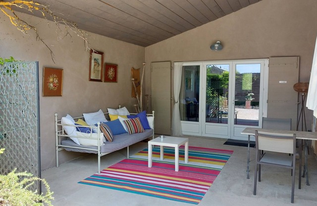 Charming cottage with pool near Avignon