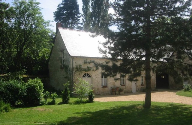 Charming XVIIIth-Century Cottage Near Chinon – Private Garden, Terrace & Game Room