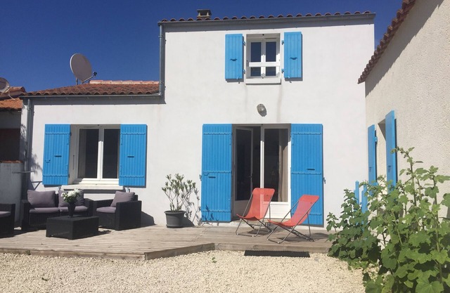Charming house, very quiet, with garden, next to the sea